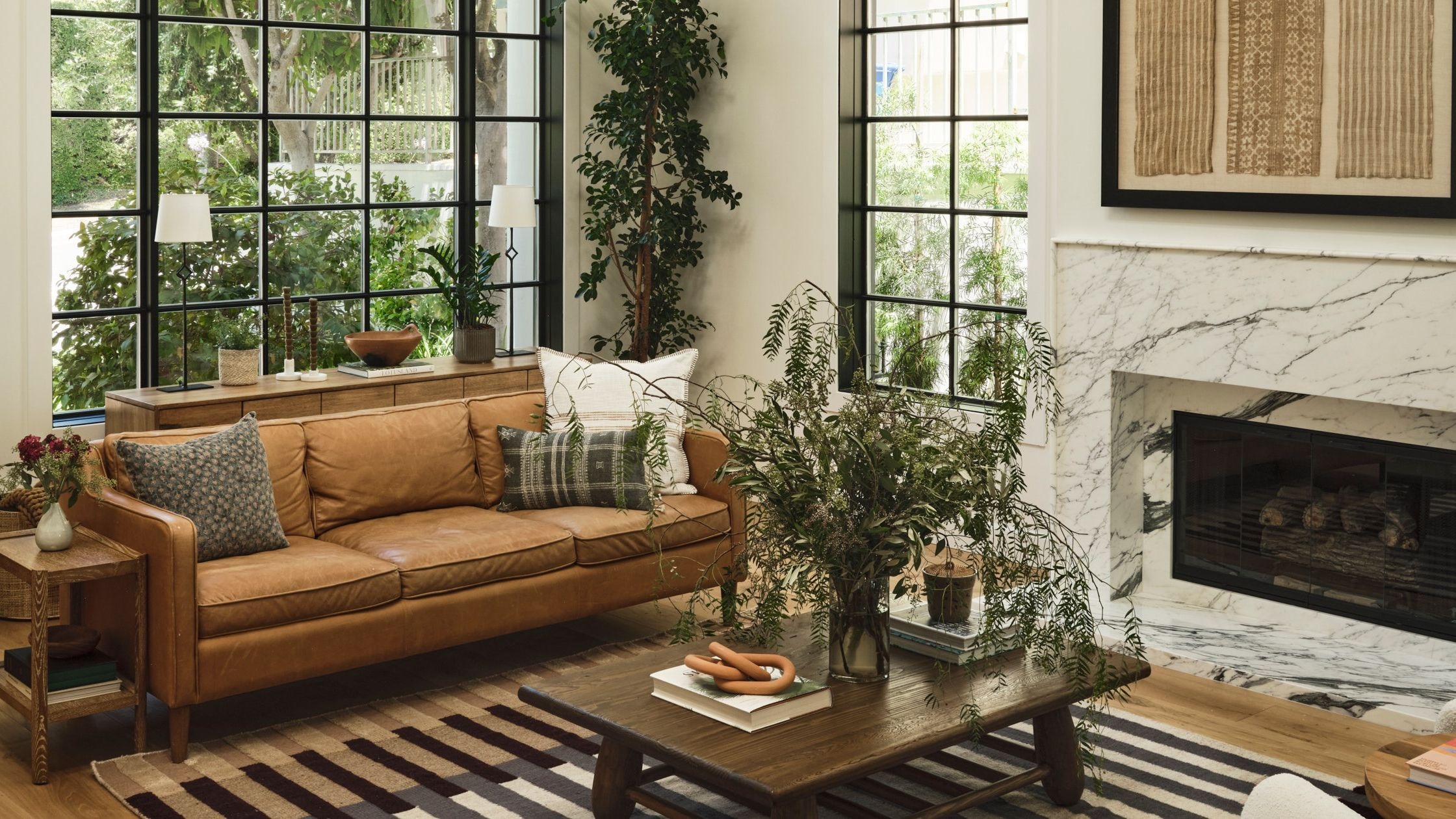 Sofá personalizado a medida en un salón moderno con diseño contemporáneo